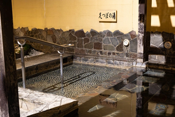 写真:足つぼの湯(健康歩行湯)