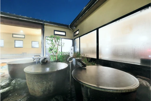 写真:「天然温泉」壺湯